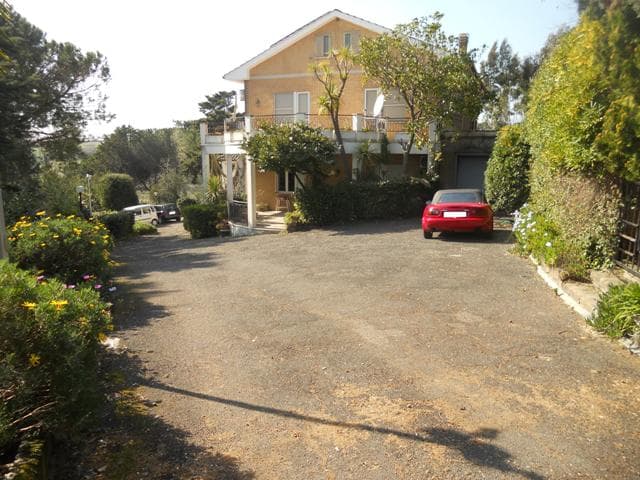 Stor villa på 10 mål ved kysten over Santa Marinella med utsiktstomt