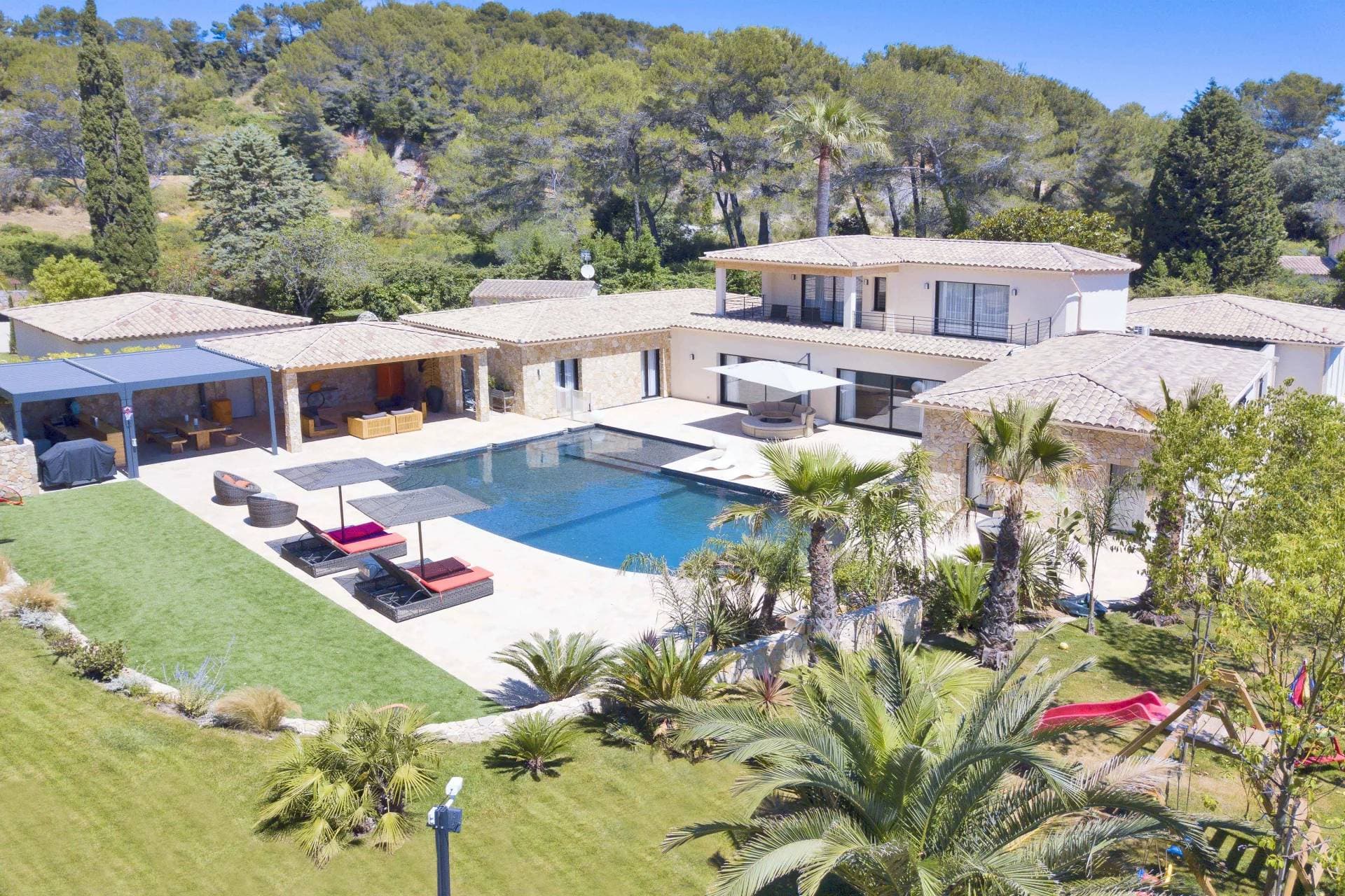 Mougins | Eksklusiv nyere villa med seks soverom og frittliggende studioleilighet
