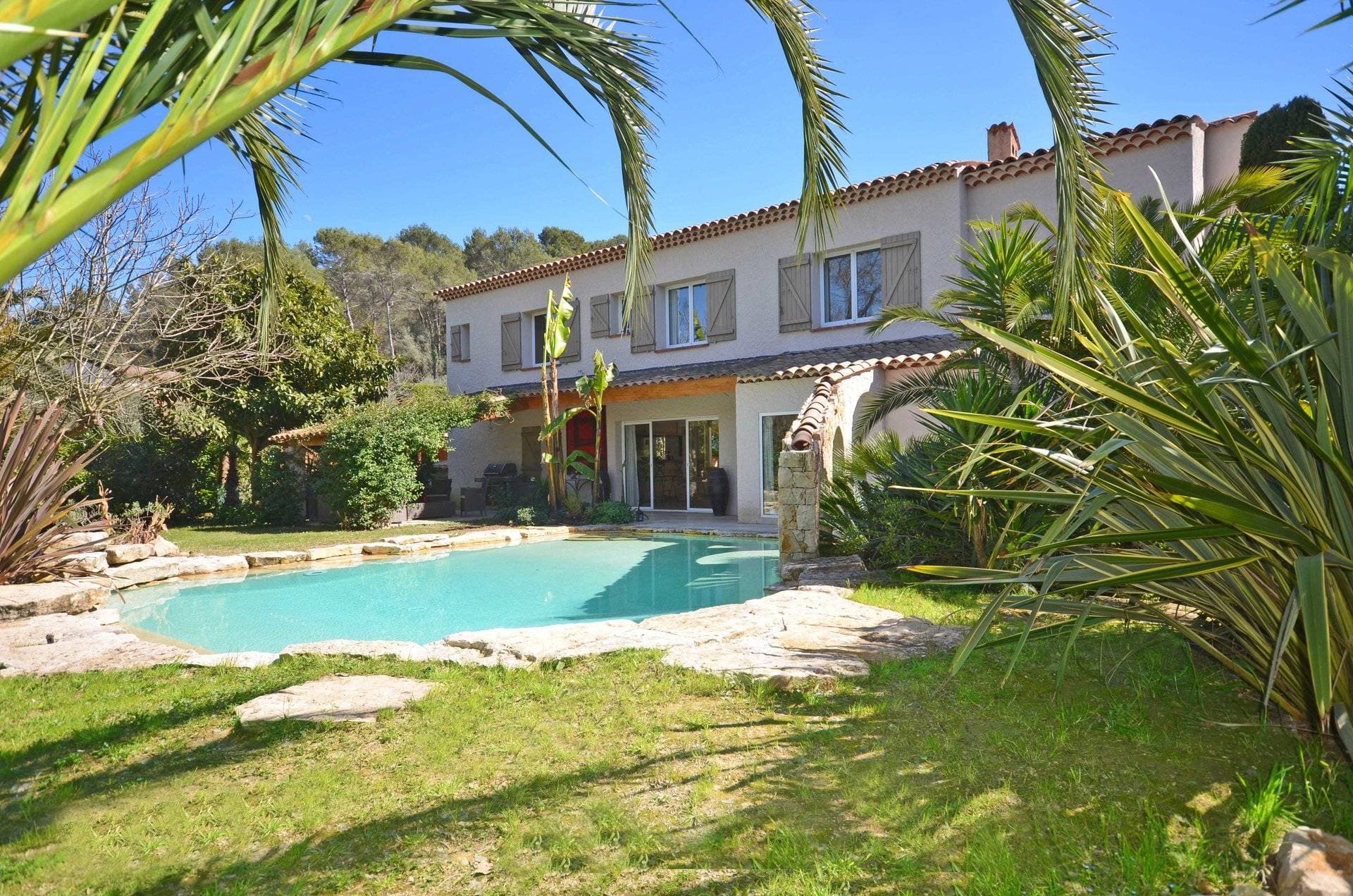Mougins | Totalrenovert villa i attraktivt boligstrøk nær golfbane