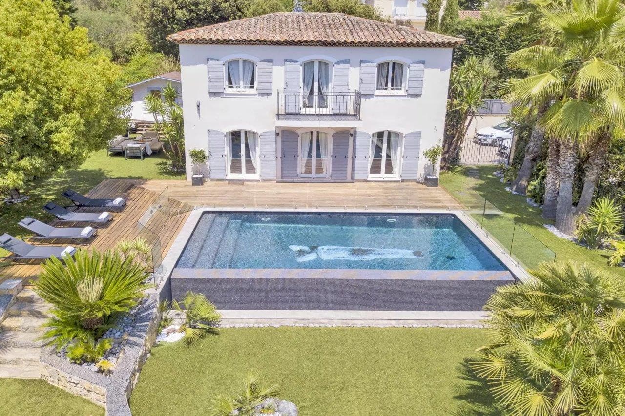 Valbonne | Nyrenovert villa med tre soverom og svømmebasseng