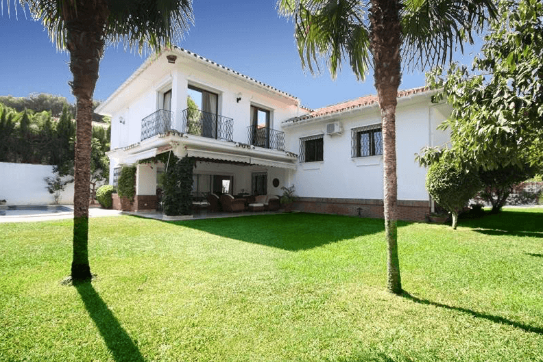 Costa del Sol | Marbella | Velholdt villa beliggende i meget eksklusive los monteros
