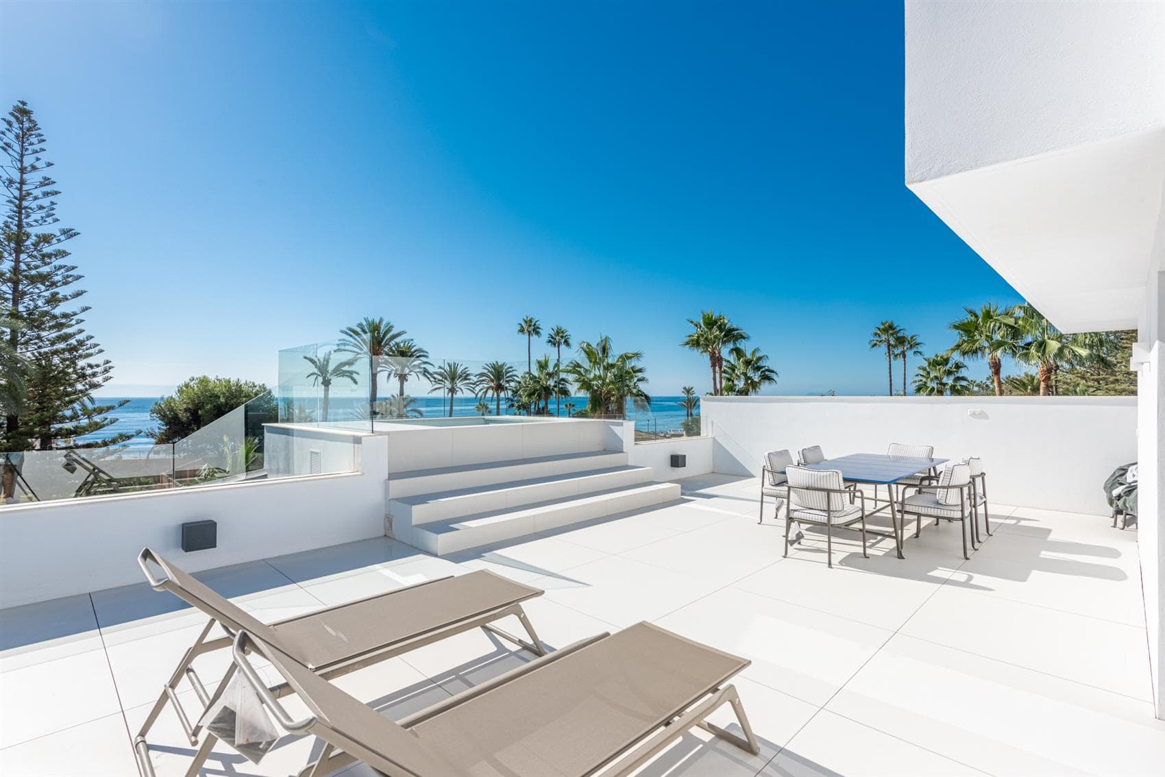 Costa del Sol | Marbella | Nyoppført og meget eksklusiv villa beliggende 50 m fra stranden