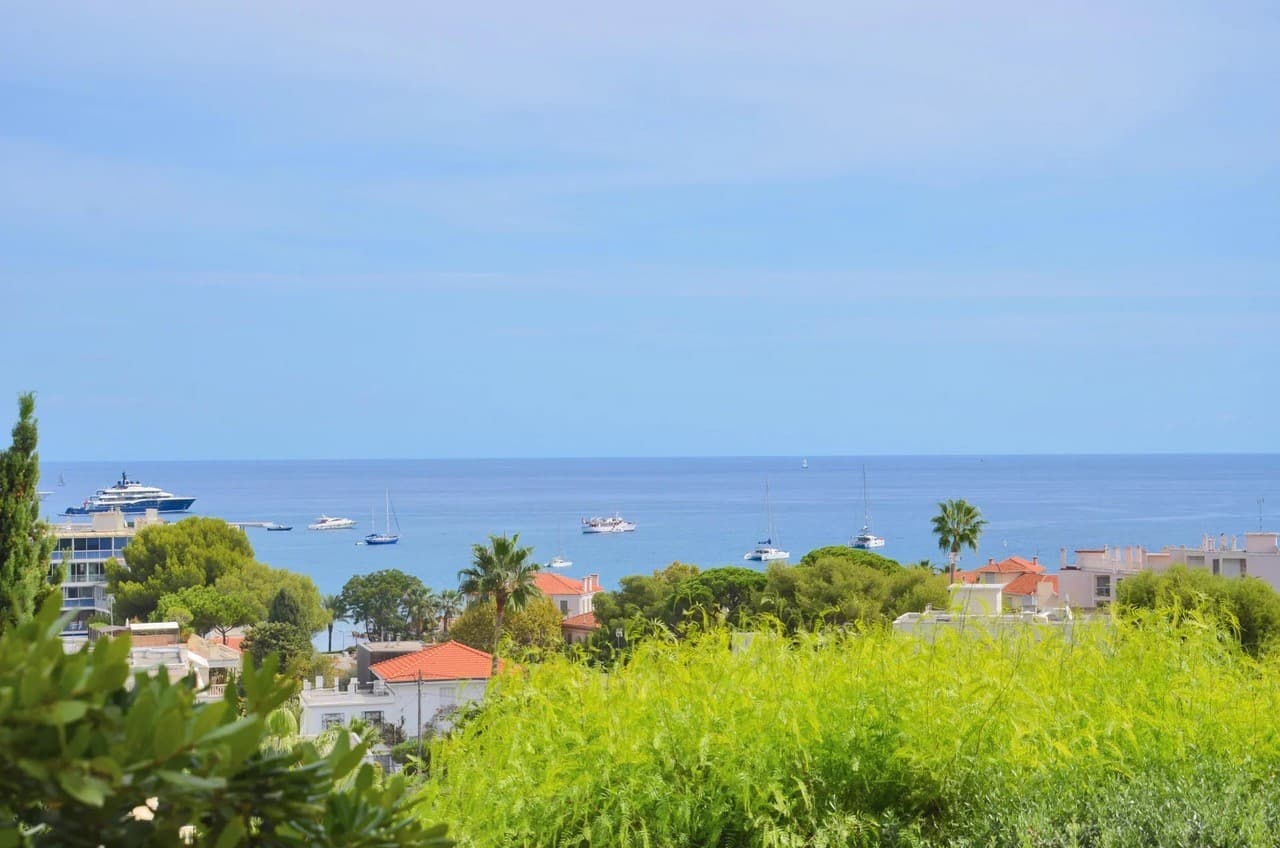 Antibes | pen leilighet med tre soverom, havutsikt og garasje