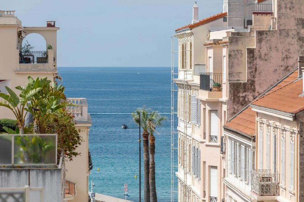 Cannes | Nyrenovert toppleileighet med sjøutsikt og flott terrasse