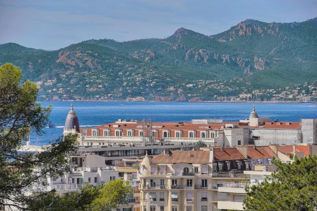 Cannes | Fin treromsleilighet med terrasse, sjøutsikt og basseng