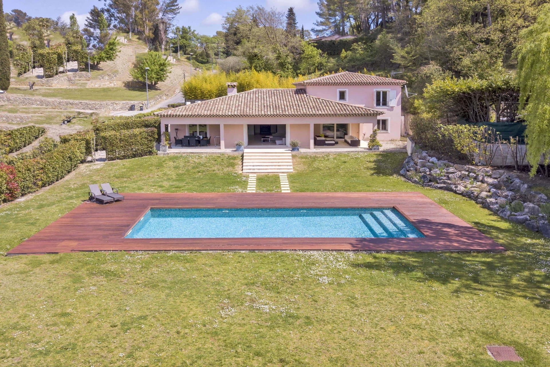 Valbonne | Stor innholdsrik neo-provencalsk villa med fem soverom og svømmebasseng
