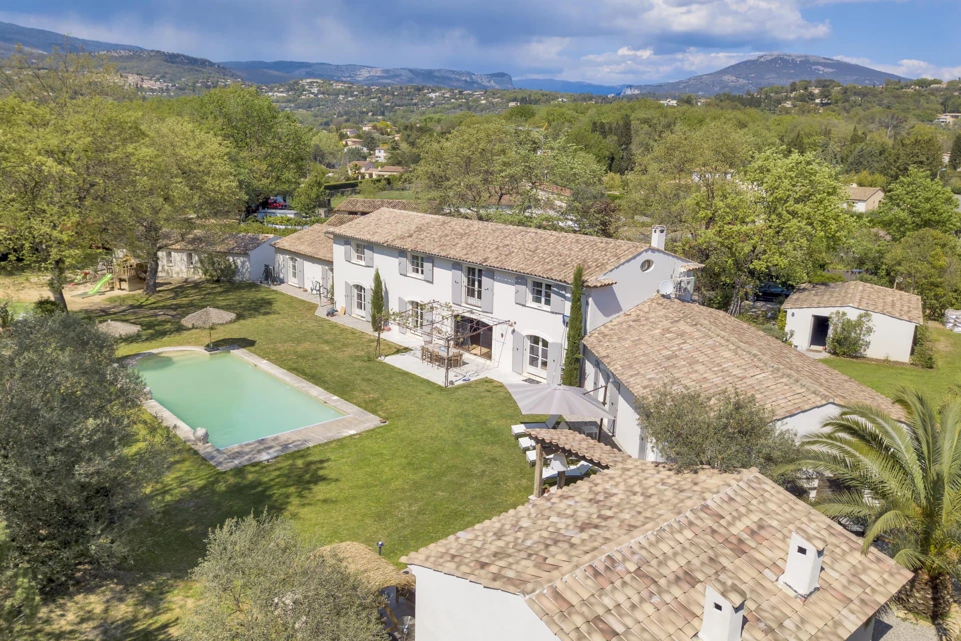 Valbonne | Fantastisk provencalsk villa med seks soverom og parkmessig hage med svømmebasseng