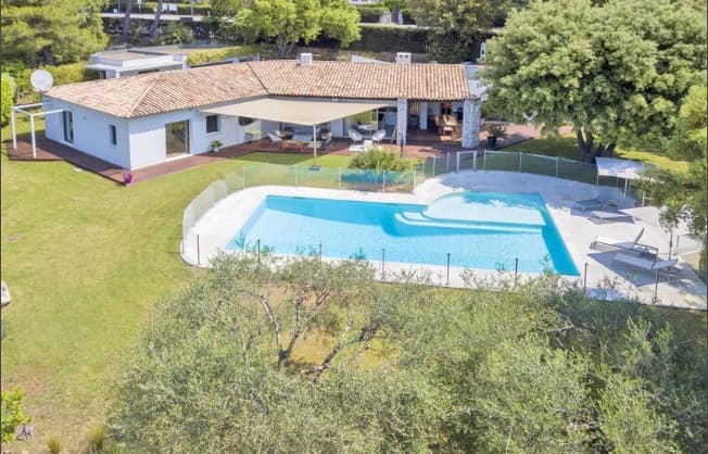 Valbonne | Neo-provencalsk villa på ett plan med separat studio og stor tomt med svømmebasseng