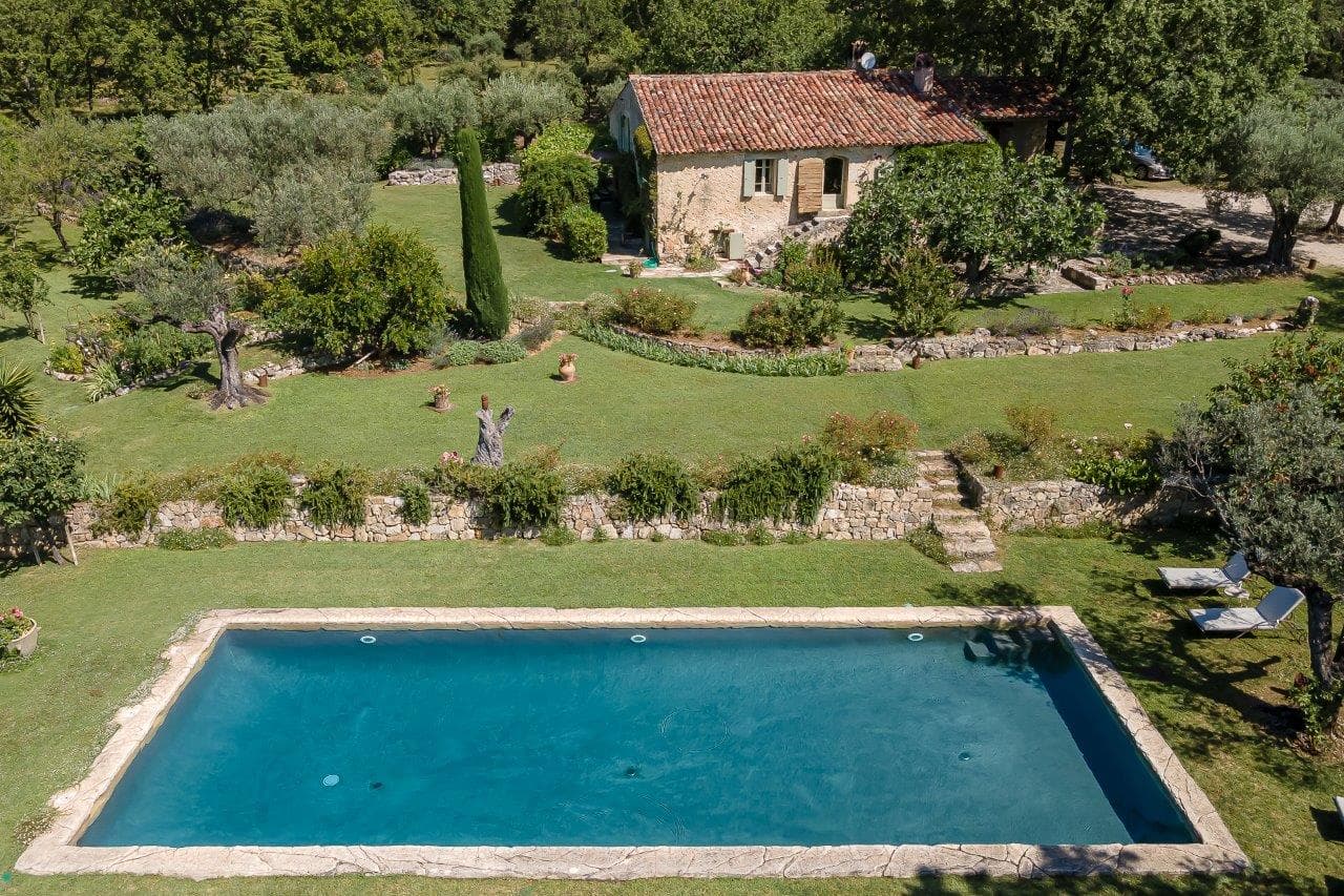Tourettes | Sjarmerende provencalsk villa med anneks og olivenlund i idylliske omgivelser