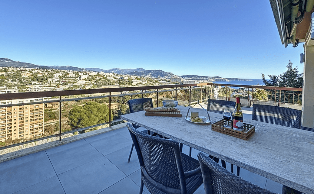 Nice | Pen treromsleilighet med stor terrasse og havutsikt, svømmebasseng, garasje