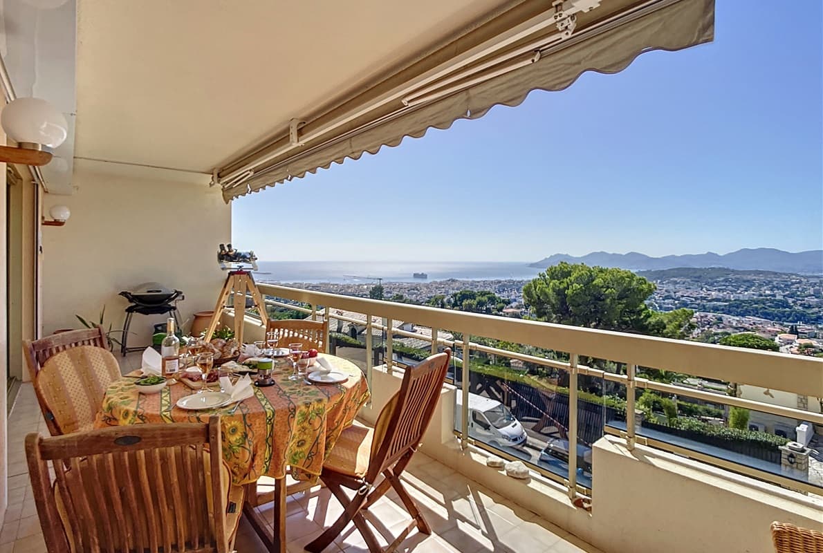 Mougins- lekker tre roms leilighet med fantastisk utsikt over Cannes bukten