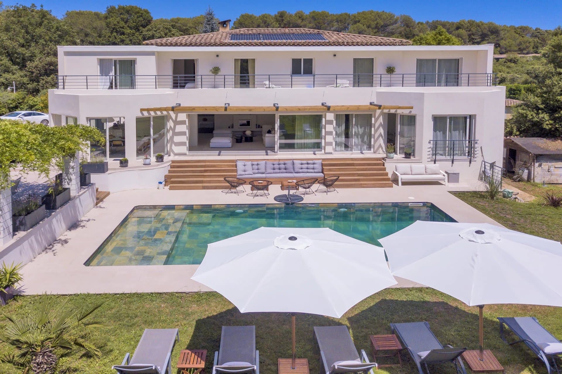 Valbonne | Stor og moderne villa med separat leilighet og svømmebasseng