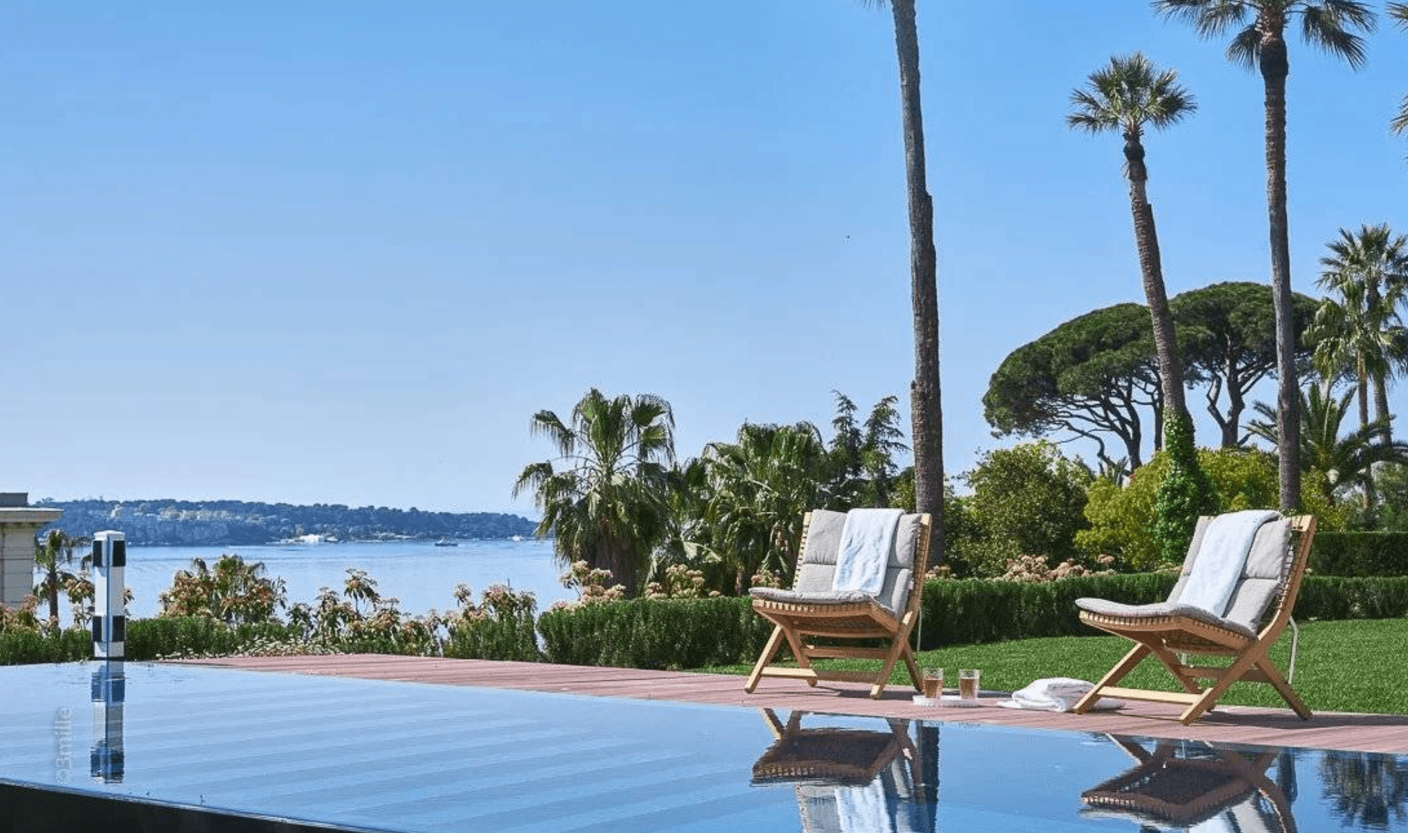 Cannes | Moderne villa nær sjøen med panoramautsikt og basseng