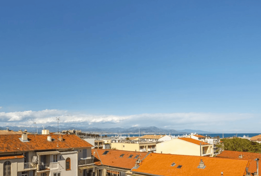 Antibes | Flott loftsleilighet med terrasse og utsikt