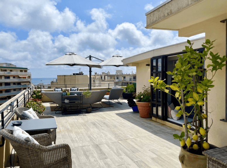 Juan les Pins | Elegant toppleilighet med havglimt i hjertet av byen