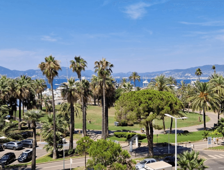 Cannes | Pen nyoppusset leilighet med 4 soverom, terrasse og sjøutsikt på croisetten