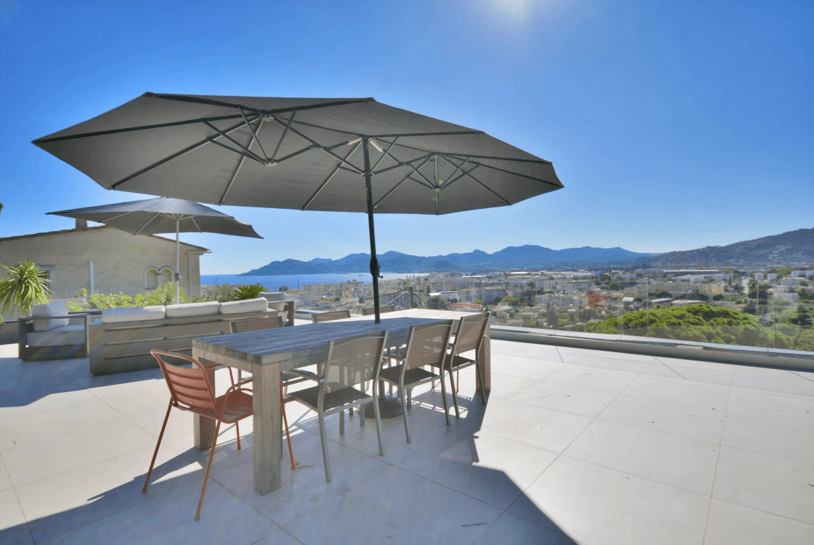 Cannes-la-bocca | Villa med havutsikt, stor takterrasse, svømmebasseng, heis, 4 soverom i croix-des-gardes