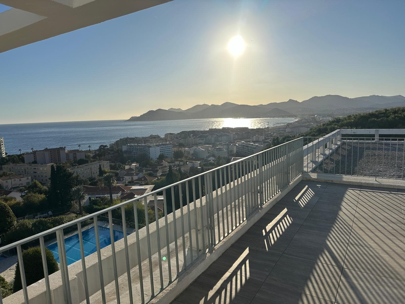 Cannes | Penthouseleilighet med sjøutsikt, to soverom, svømmebasseng og tennis