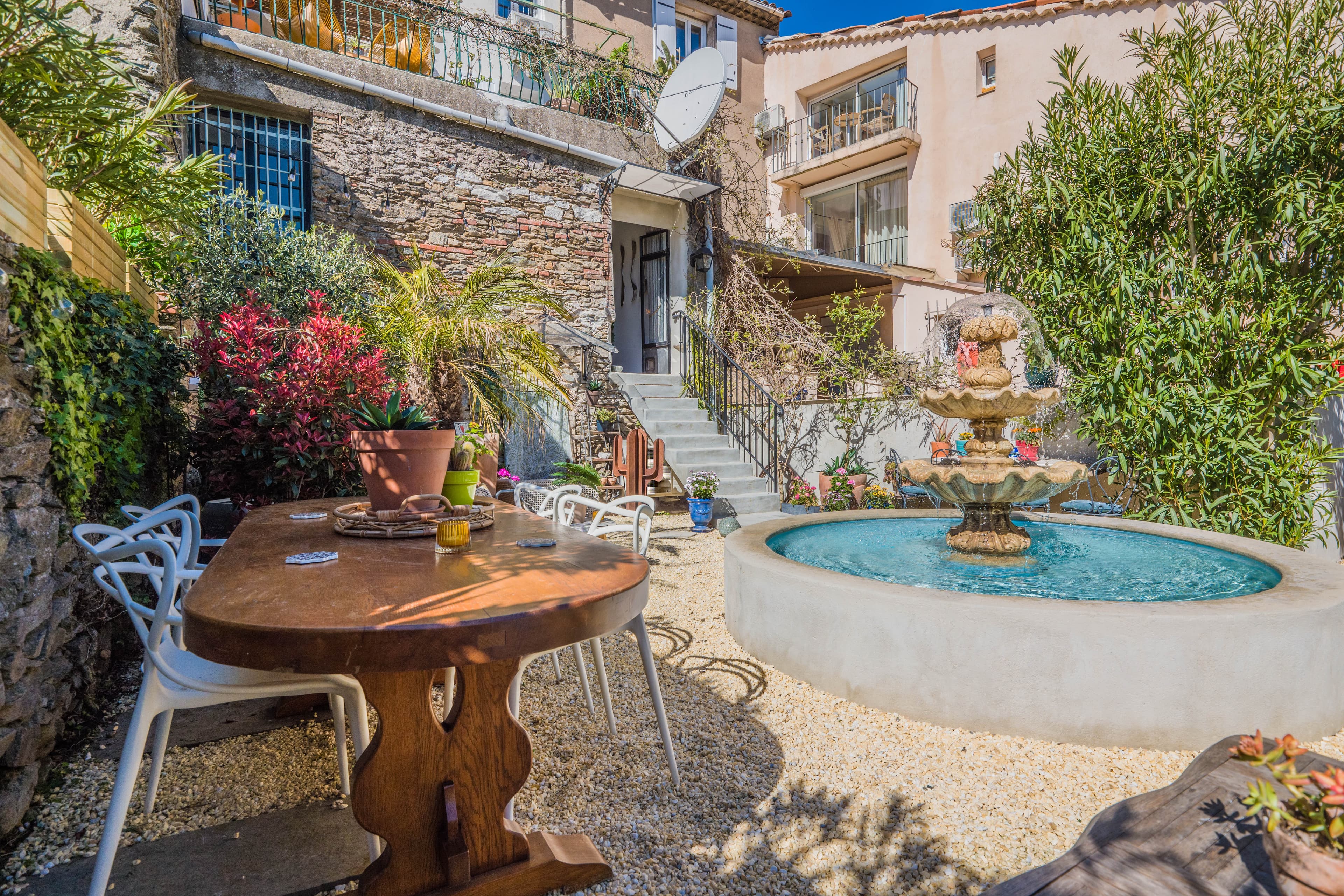 La Garde Freinet, Provence | Praktfullt landsbyhus i naturstein med hage og vann fontene