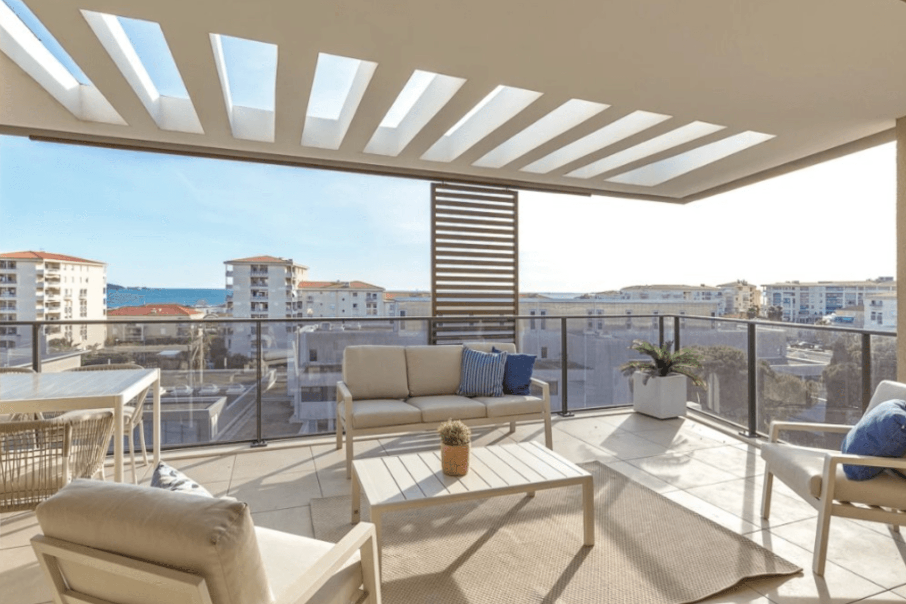 Juan les Pins | Ny treroms toppleilighet med stor terrasse og havutsikt