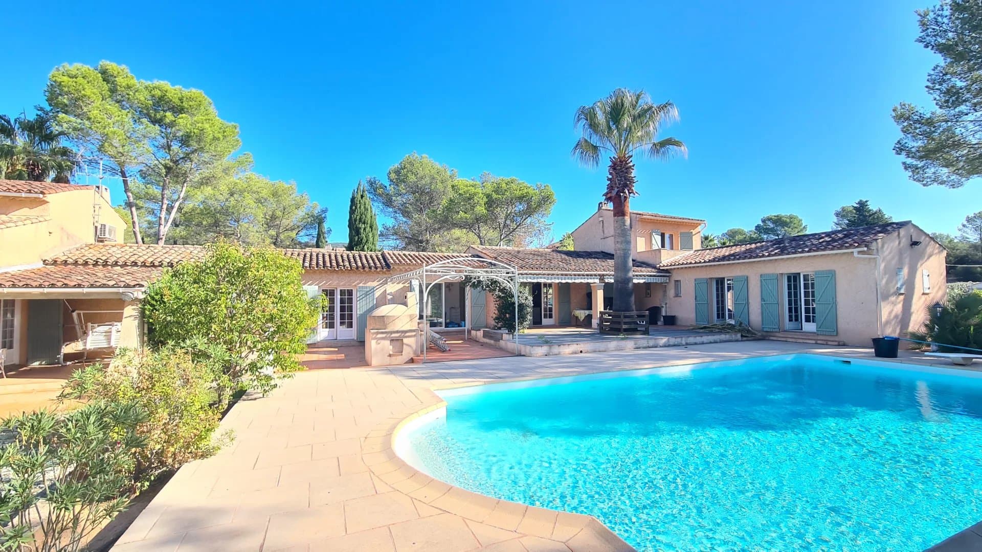 Puget sur Argens | Provence | Innholdsrik provencalsk bastide med fem soverom, fire bad og svømmebasseng