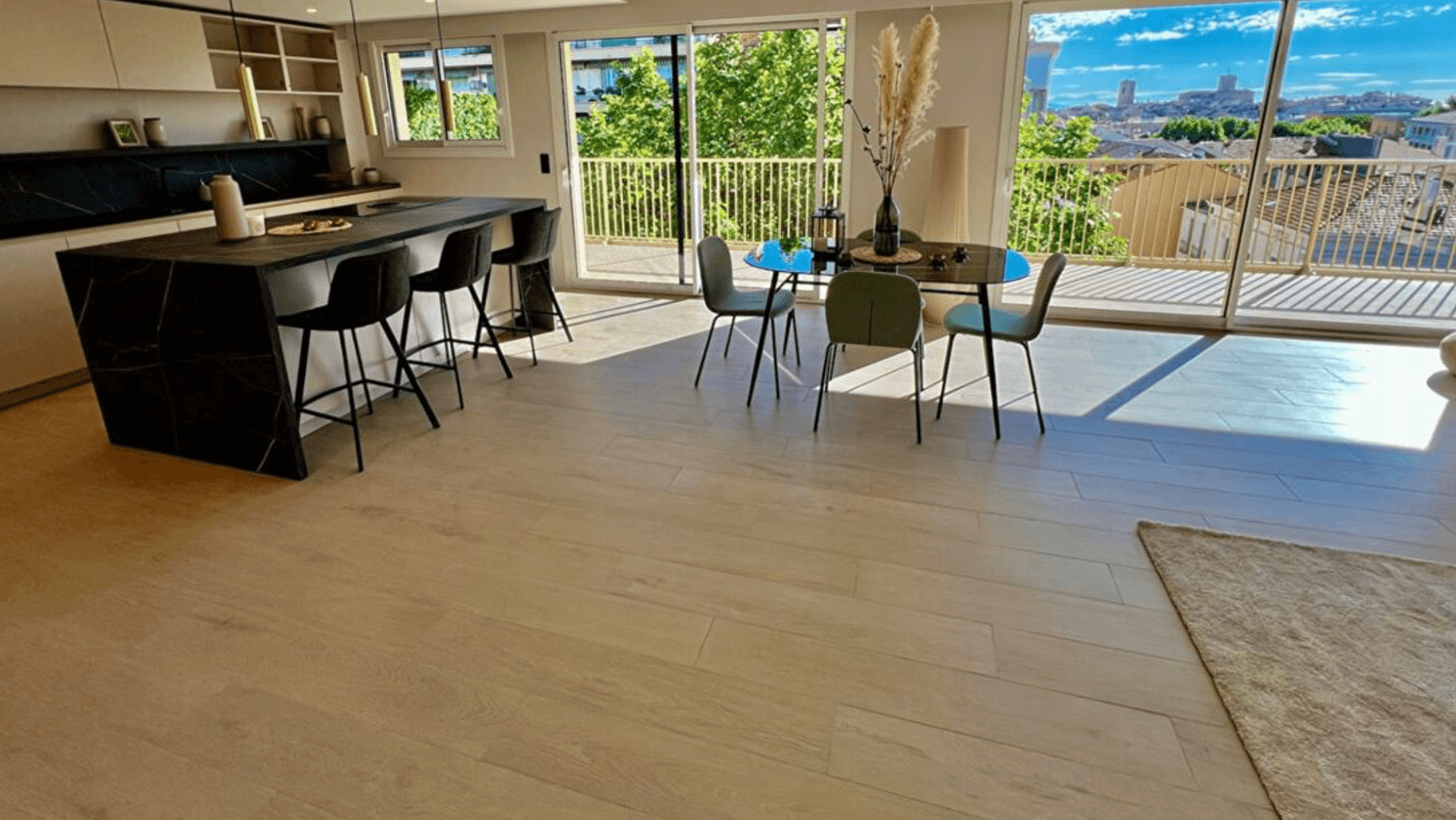Antibes | Renovert treromsleilighet med terrasse i hjertet av Antibes