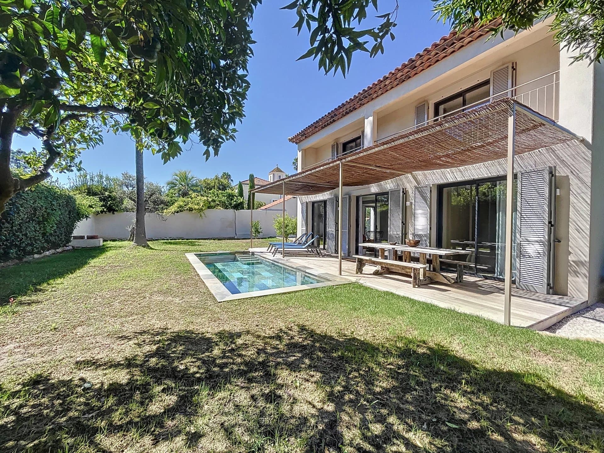 Cap d Antibes | Nyoppført villa med svømmebasseng nær strand