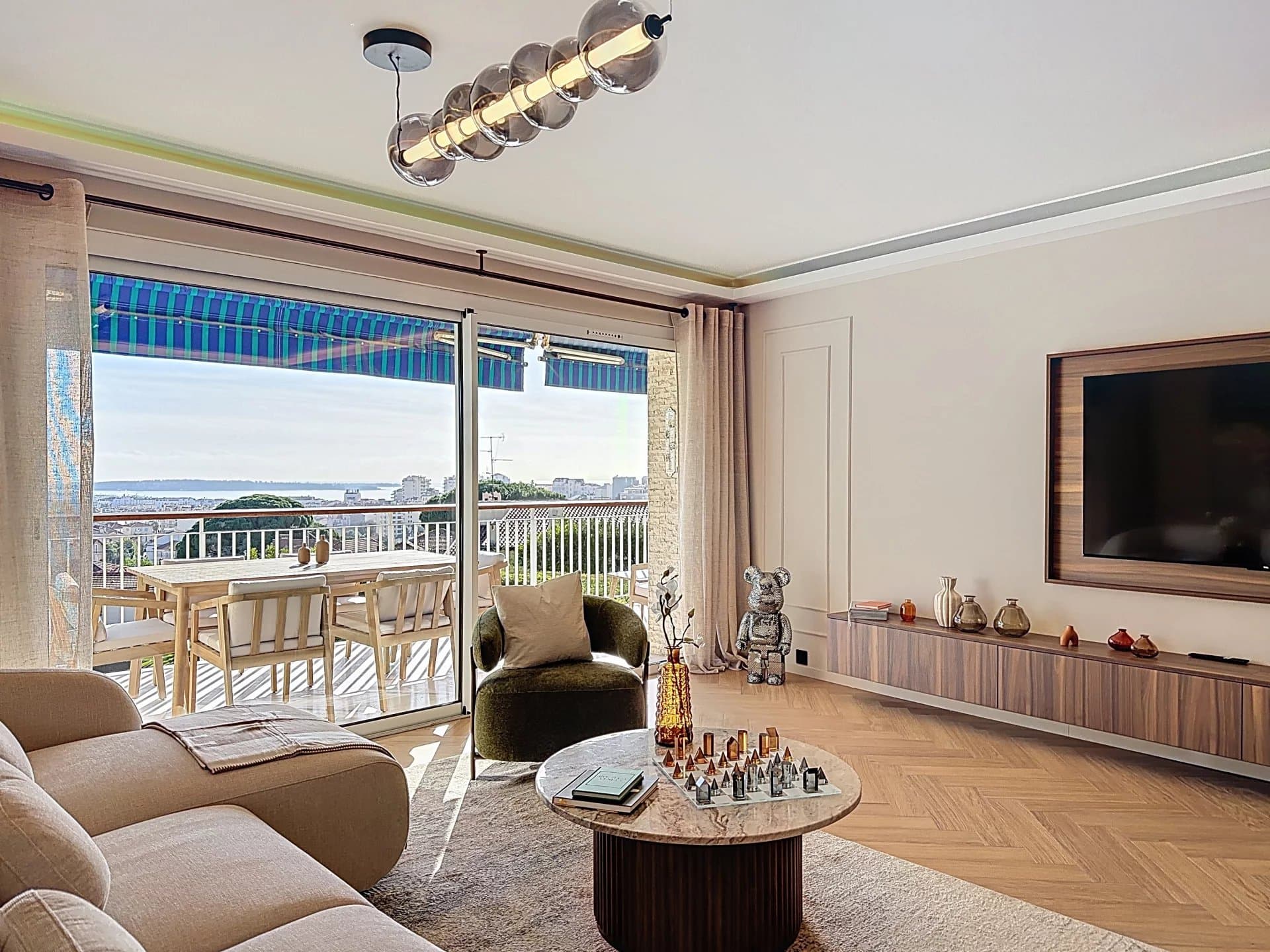 Cannes | Lekker treromsleilighet med havutsikt, terrasse og garasje