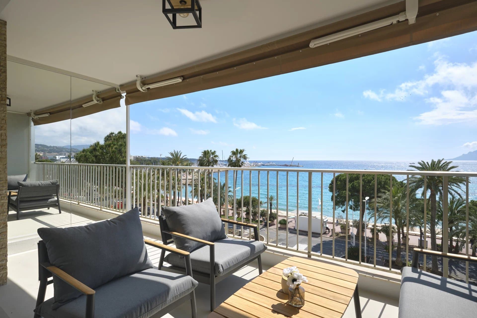 Cannes | Lys og moderne treromsleilighet med terasse på croisetten
