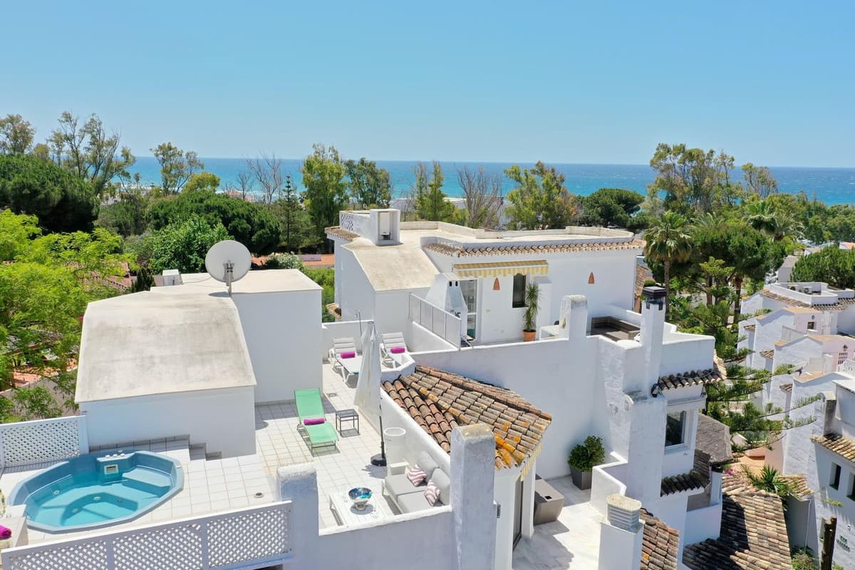 Costa del Sol | Elviria | Flott beligenhet med 360° panoramautsikt | 80 meter fra stranden