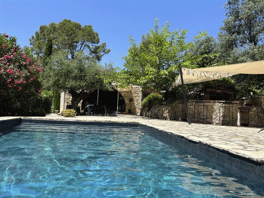 Seillans, Provence | Sjarmerende steinhus med utekjøkken, svømmebasseng og et lite gjestehus