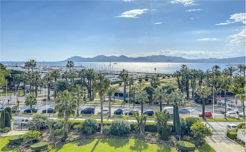 Cannes- eksklusiv totalrenovert 4-romsleilighet med terrasse på croisetten