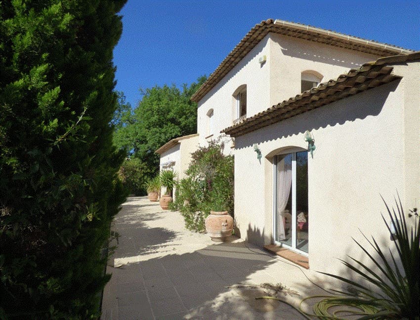 Seillans, Provence | Sjarmerende villa med panoramautsikt og overflowing svømmebasseng med mosaikkk fliser