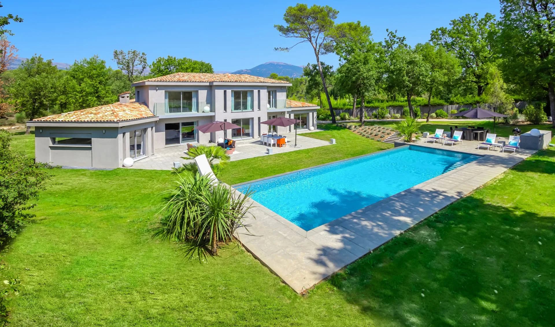 Valbonne | Moderne villa med høy standard, meget usjenert og solrikt