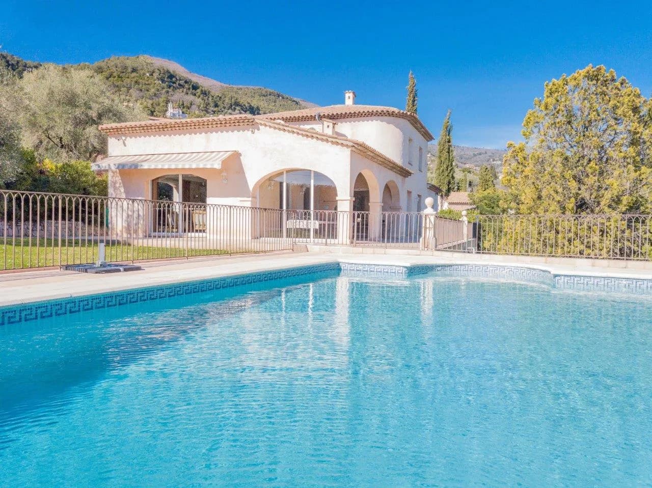 Grasse | Innholdsrik provencalsk villa med seks soverom og svømmebasseng