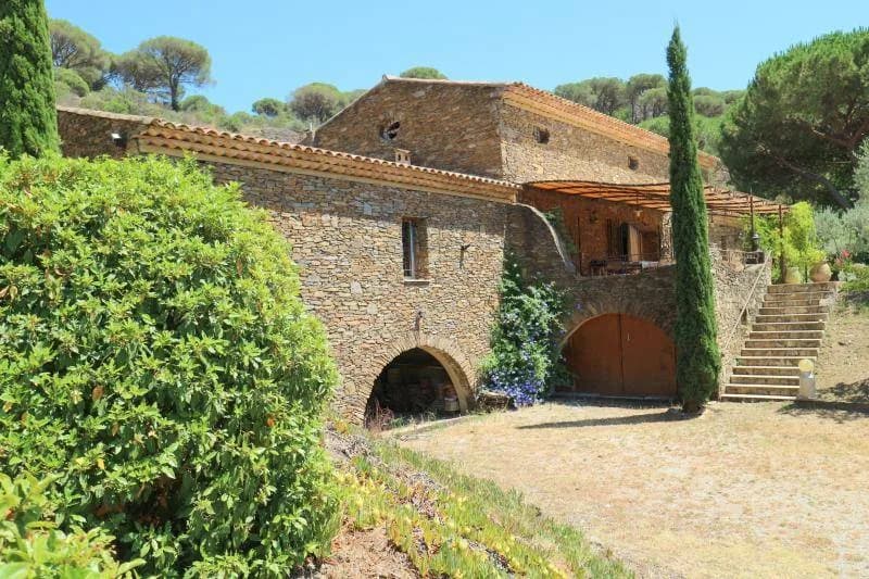 Roquebrune sur Argens | Praktfull og innholdsrik steinvilla på stor tomt