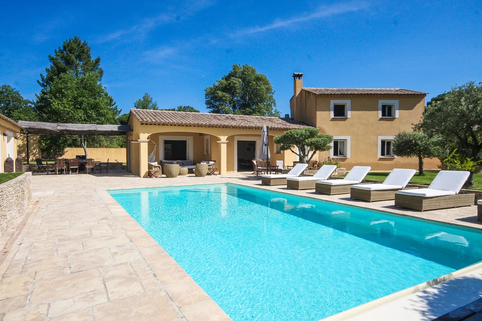 Vidauban | Karakteristisk provencalsk villa med fem soverom og svømmebasseng