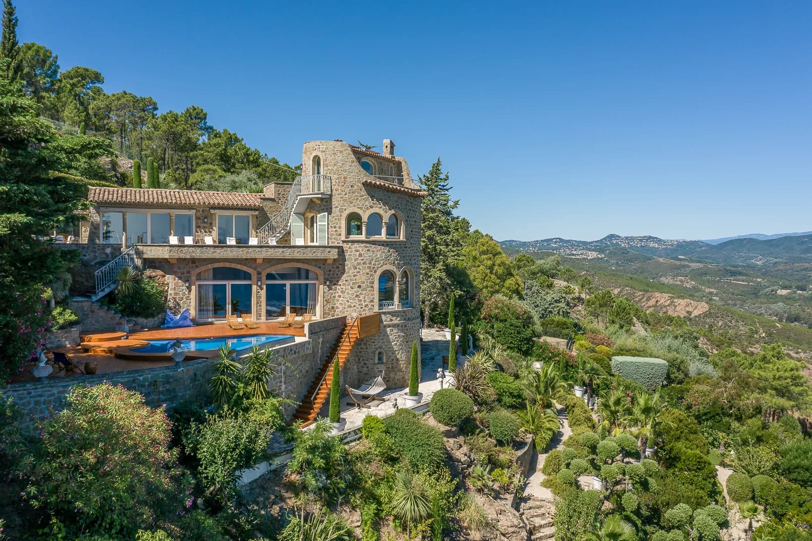 Theole sur mer | Karakteristisk villa i privat domene med spektakulær utsikt over kysten av Cannes