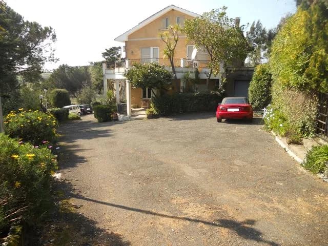 Stor villa på 10 mål ved kysten over Santa Marinella med utsiktstomt