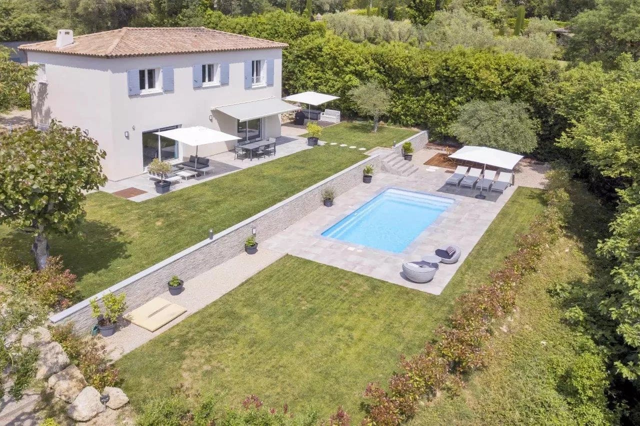 Mougins | Nyere villa med fire soverom beliggende nær golfbane