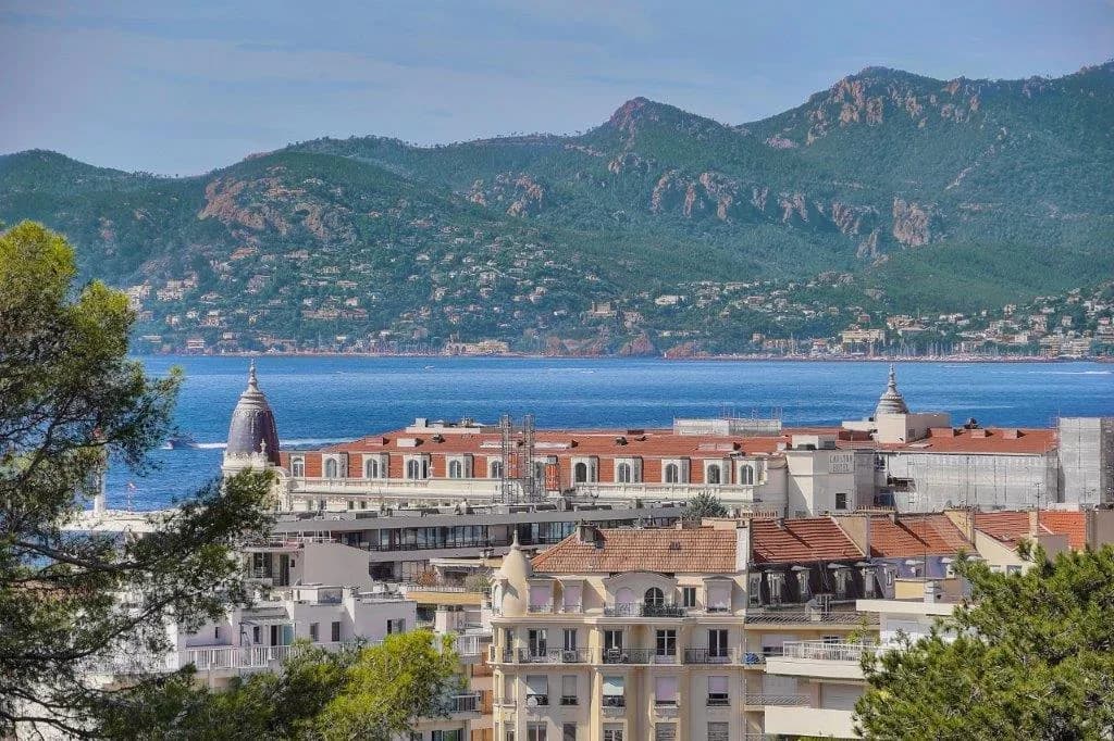 Cannes | Fin treromsleilighet med terrasse, sjøutsikt og basseng