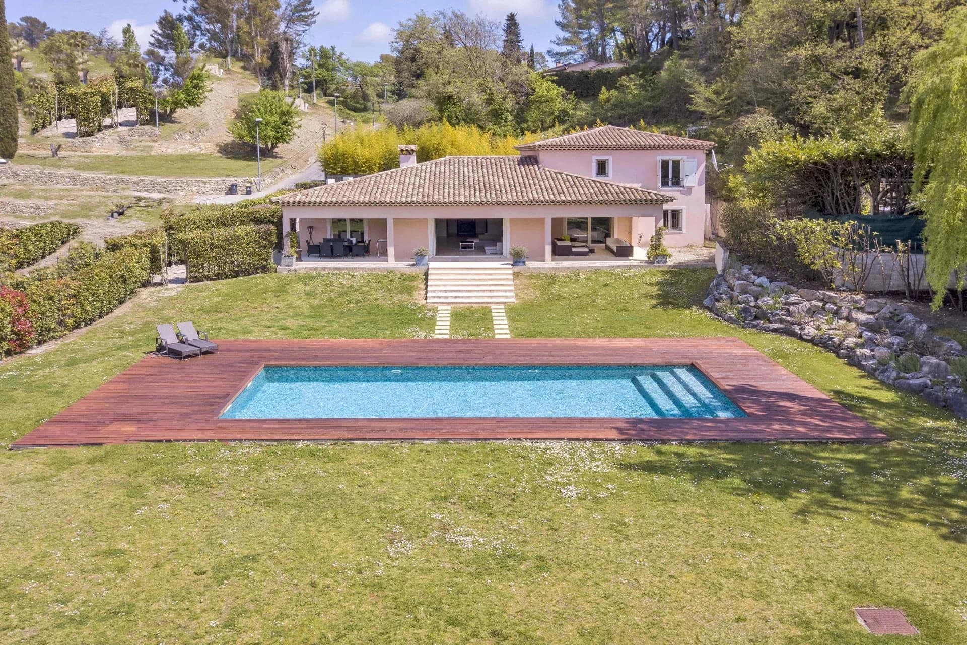 Valbonne | Stor innholdsrik neo-provencalsk villa med fem soverom og svømmebasseng