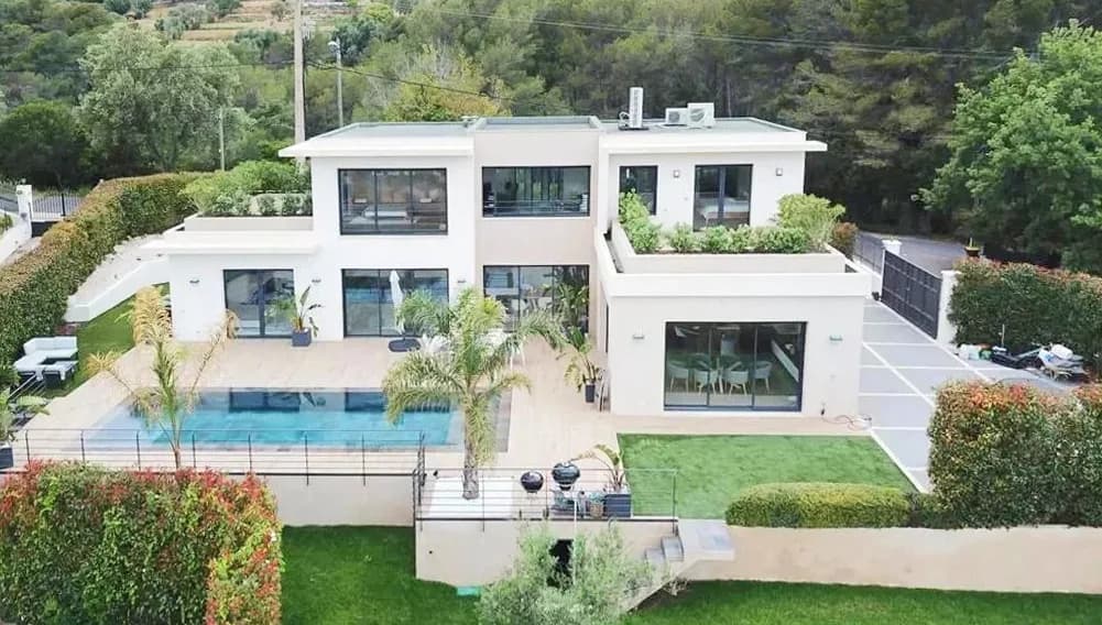 Vallauris | Nær Cannes | Flott nyere villa med havutsikt og svømmebasseng