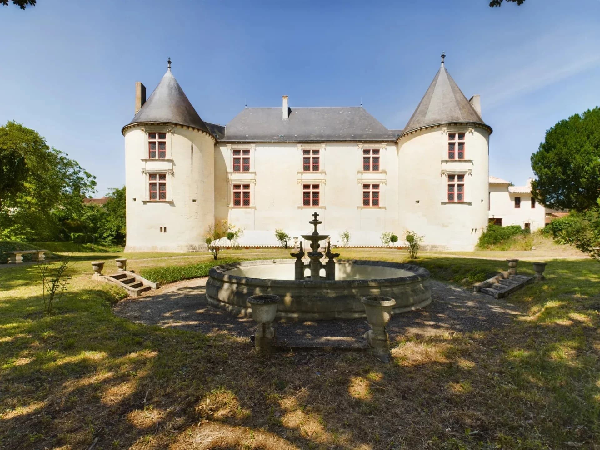 Poitiers | Vakkert slott i hvit tuffeau sten fra 1578