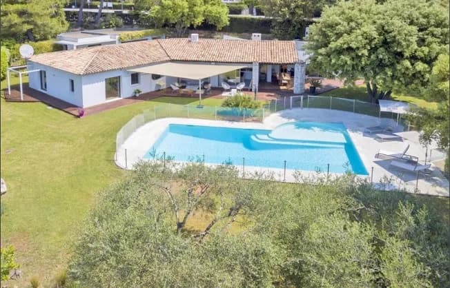 Valbonne | Neo-provencalsk villa på ett plan med separat studio og stor tomt med svømmebasseng