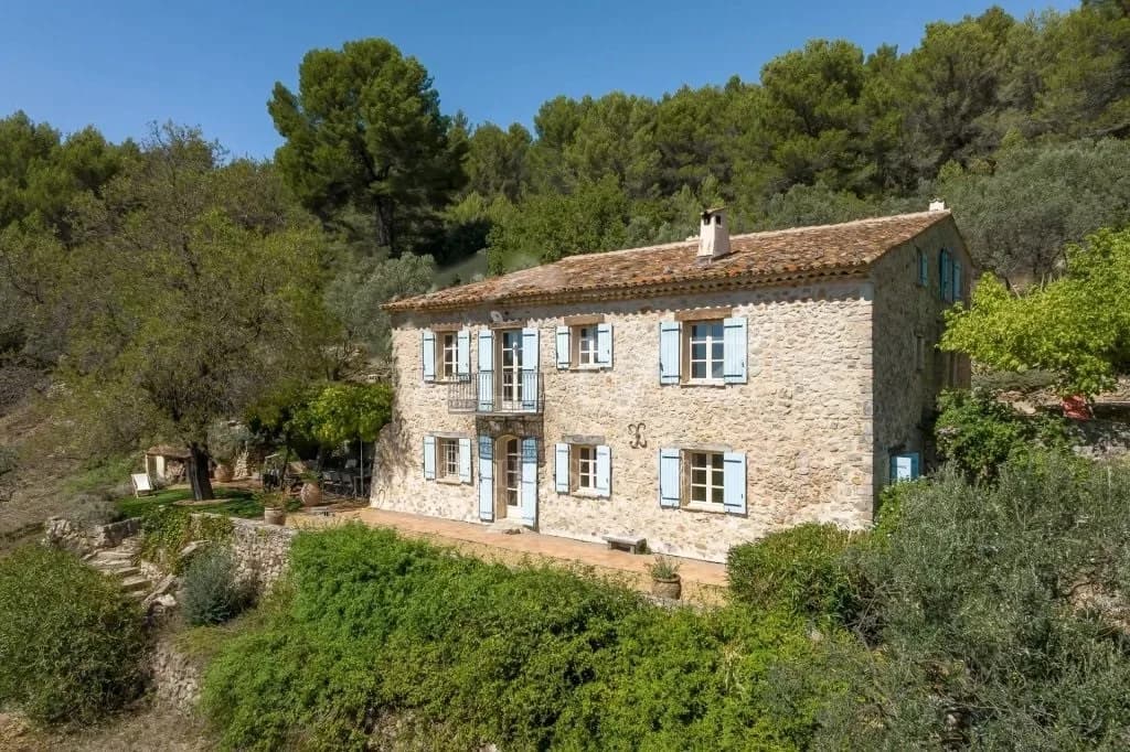 Callas | Restaurert provencalsk mas med fem soverom på stor tomt i landlige omgivelser