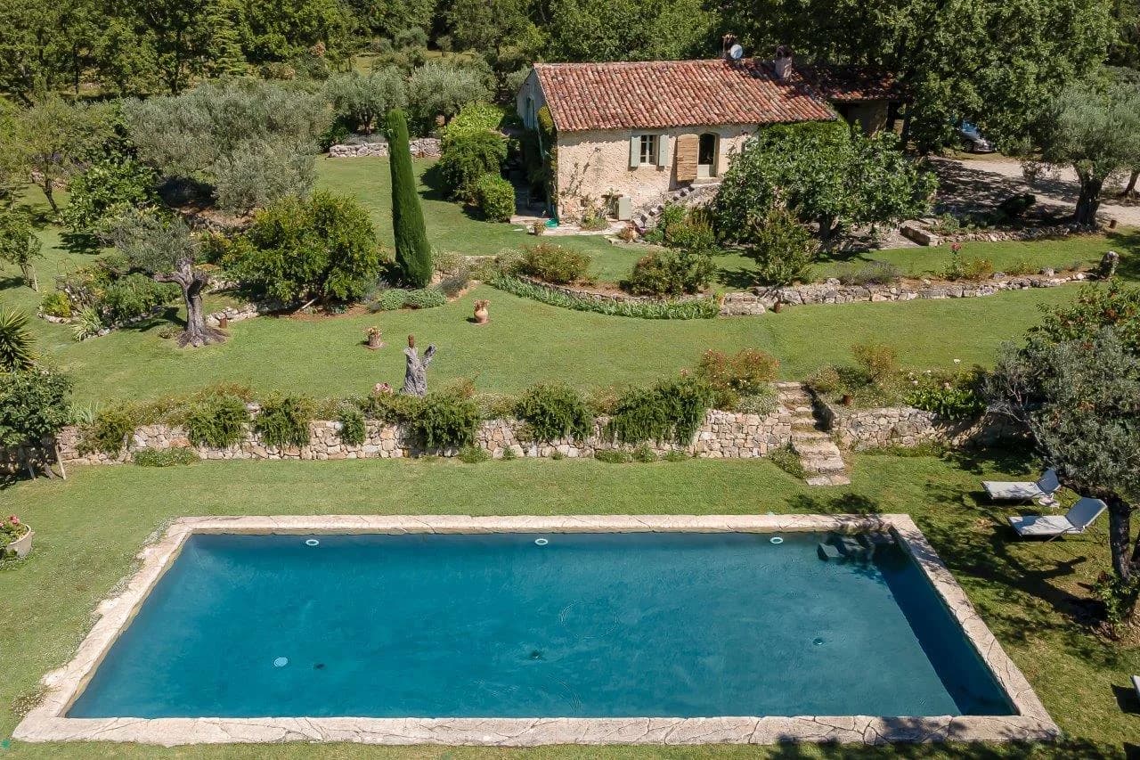 Tourettes | Sjarmerende provencalsk villa med anneks og olivenlund i idylliske omgivelser