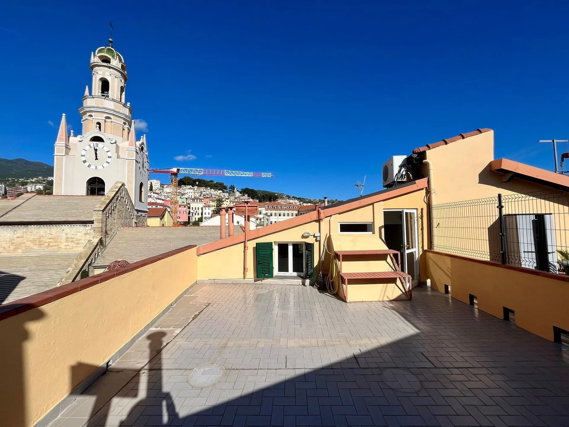 Loftsleilighet midt i gamlebyen i Sanremo med stortakterrasse
