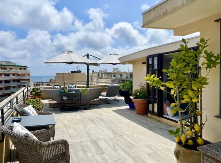 Juan les Pins | Elegant toppleilighet med havglimt i hjertet av byen