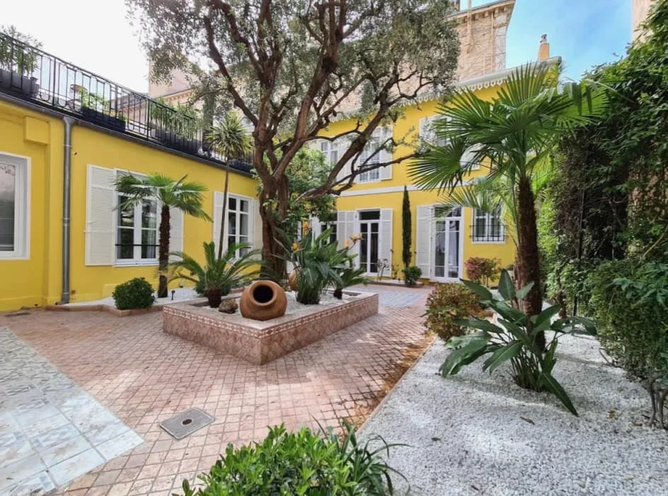 Cannes | Lekkert nyrenovert byhus med uteplass, terrasse og garasje